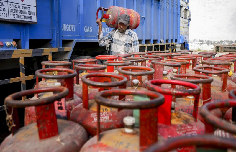 India LPG supply update showing decline in gas cylinder bookings