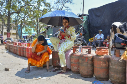 PNG and LPG cylinders representing gas supply policy in India