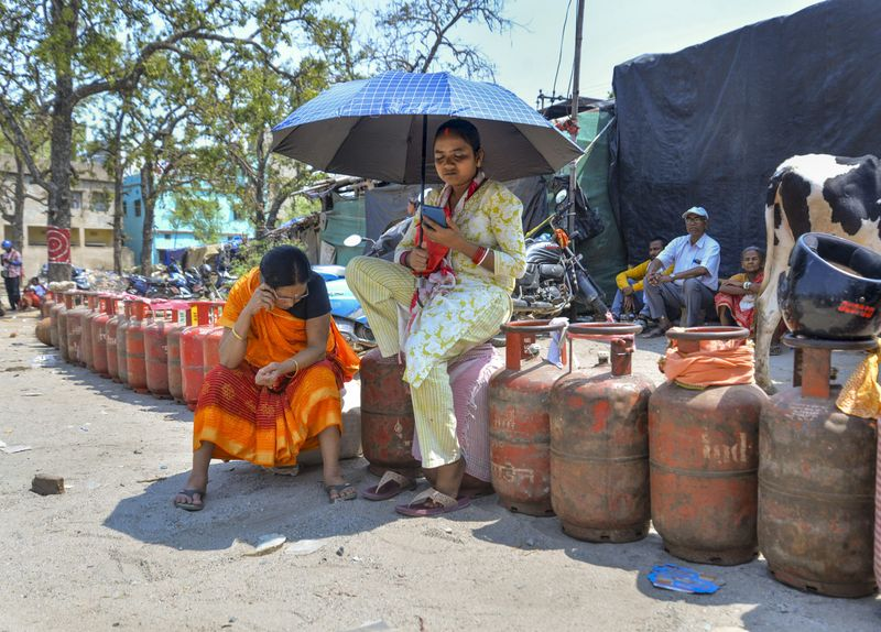 PNG and LPG cylinders representing gas supply policy in India