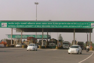 India toll plaza showing cashless FASTag and UPI payments