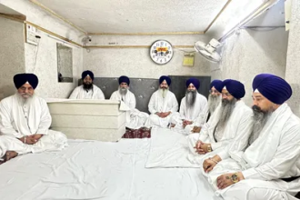 Granthi Singhs meeting at Darbar Sahib and Akal Takht discussing objections to new Sikh law in Punjab assembly proposal