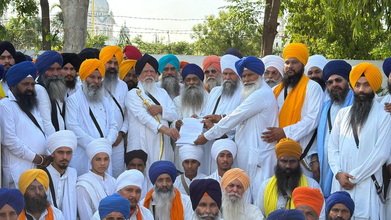 Granthi Singhs meeting Baba Tek Singh over Sikh Satkar Act controversy