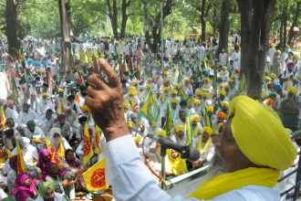 Punjab Farmer Protest Clash with police using water cannons and tear gas in Chandigarh