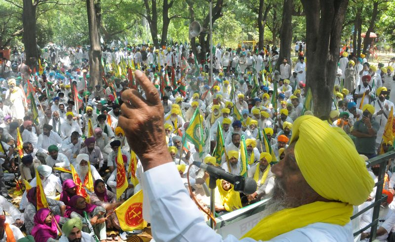 Punjab Farmer Protest Clash with police using water cannons and tear gas in Chandigarh