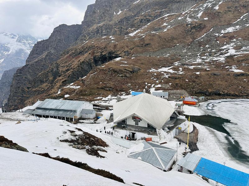 Hemkund Sahib Yatra 2026 devotees trekking to shrine in Uttarakhand
