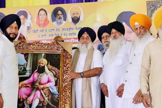 Farmers discussing Punjab water dispute and policy reforms during a union awareness convention.